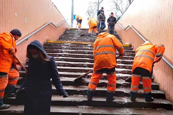 Лестницы и остановки в столице расчищают 69 бригад дорожников