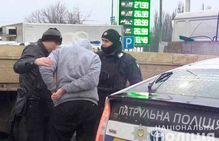 Начал убегать от патрульных на украденной иномарке и въехал в столб