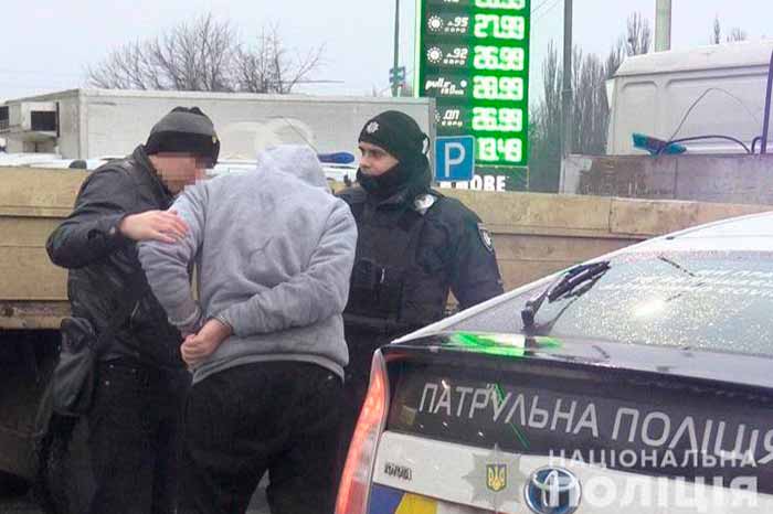 Начал убегать от патрульных на украденной иномарке и въехал в столб