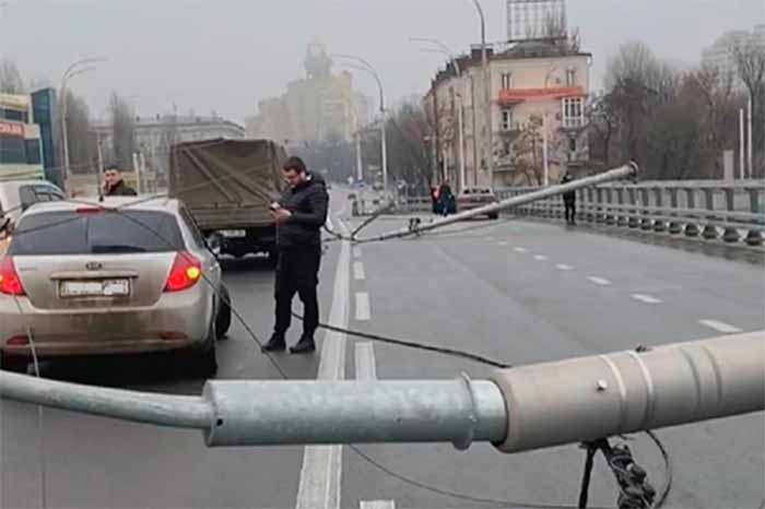 В Киеве на Шулявском мосту упали электроопоры