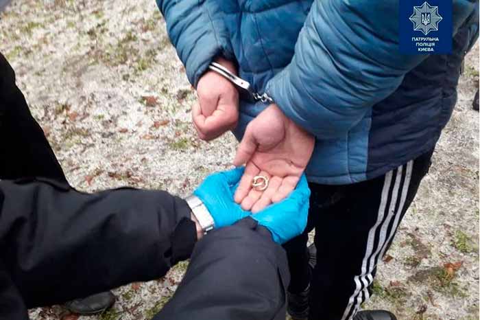 В Киеве поймали грабителя, который сорвал с женщины серьги, поскользнулся и упал перед копами
