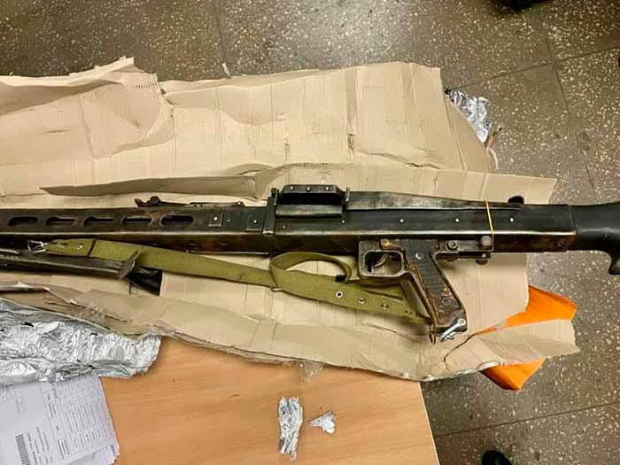Киевские таможенники обнаружили “Циркулярную пилу Гитлера” в почтовой посылке во Францию