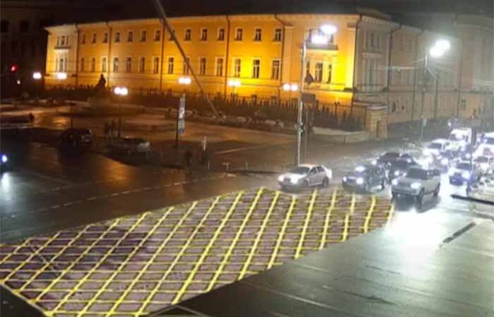 На улицах Киева предлагают нарисовать «вафельную» разметку
