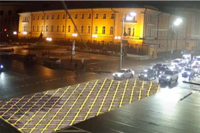 На улицах Киева предлагают нарисовать «вафельную» разметку