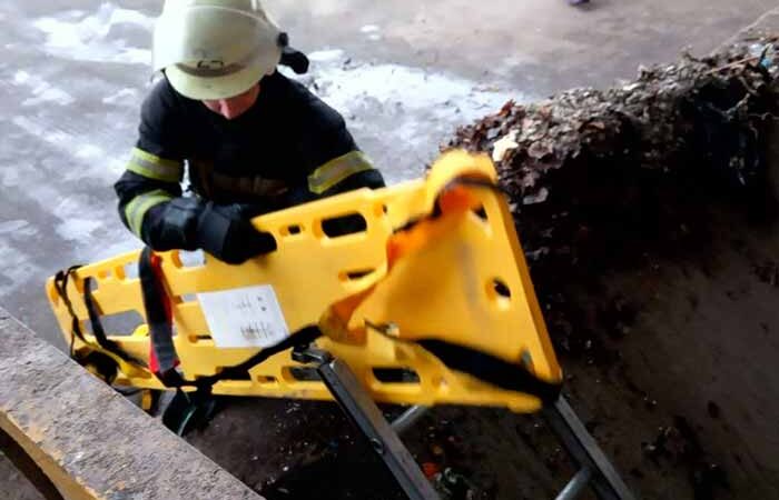 В столице мужчина провалился в глубокий бункер с мусором