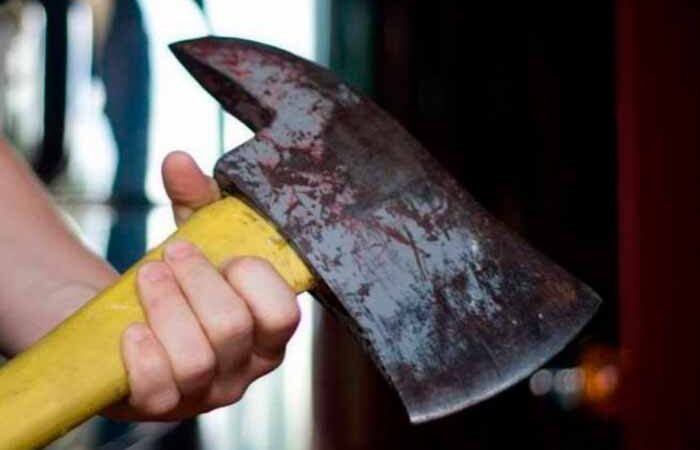 В одном из киевских подъездов мужчина бегал с топором и угрожал соседям