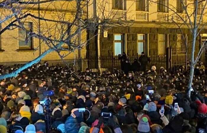 При обеспечении правопорядка на улице Банковой пострадали 27 правоохранителей