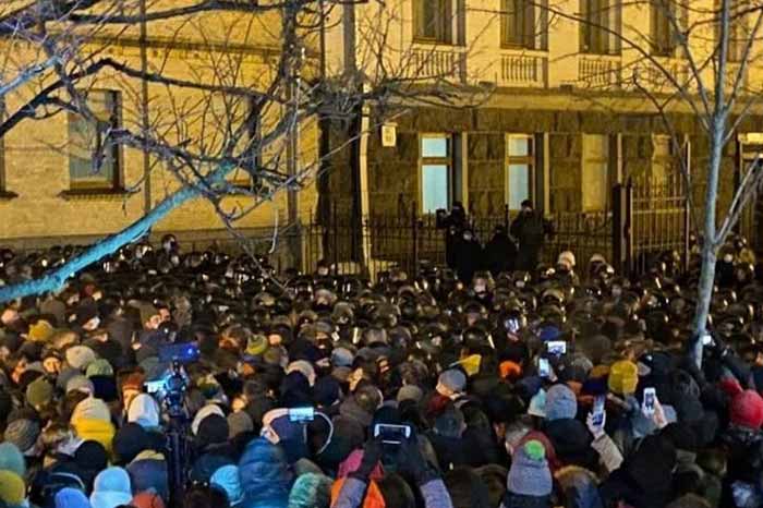 При обеспечении правопорядка на улице Банковой пострадали 27 правоохранителей