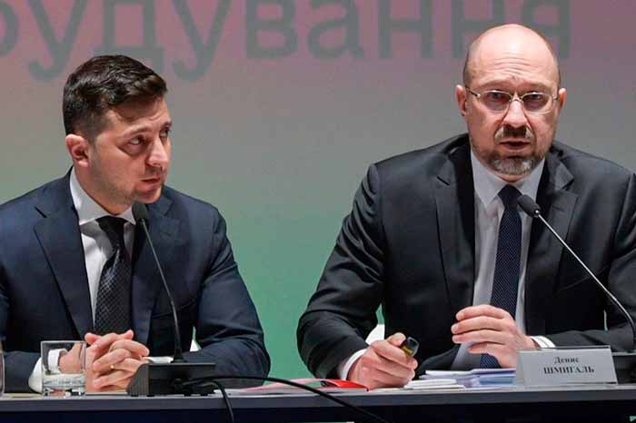 В Минздраве планируют первыми вакцинировать Зеленского и Шмыгля