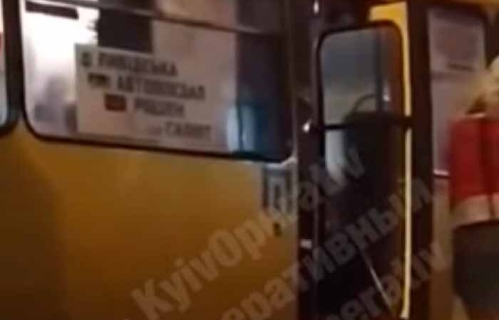 В Киеве на ходу загорелась маршрутка, огнетушителя в салоне не оказалось