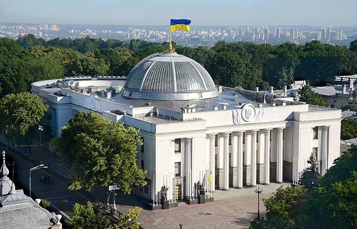 В Украине ввели электронные трудовые книжки