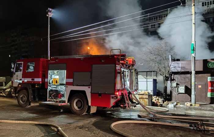 В Киеве на Святошино ночью горел большой рынок: уничтожено 5 павильонов