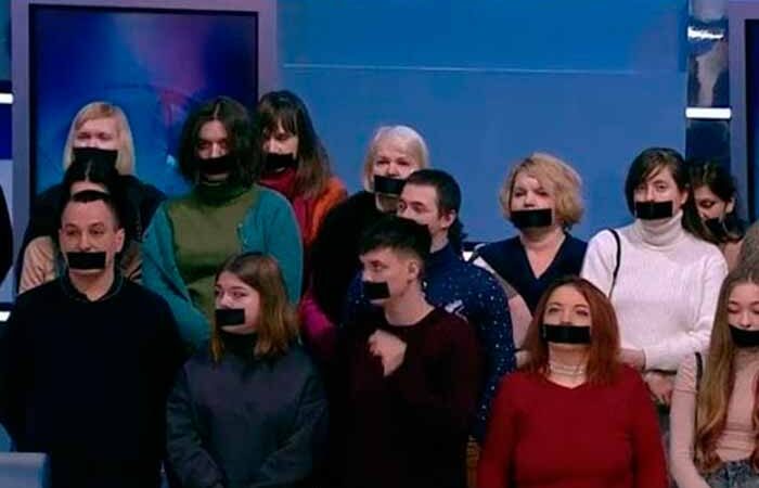 В Киеве сотрудники закрытых телеканалов вышли в эфир с заклеенными ртами