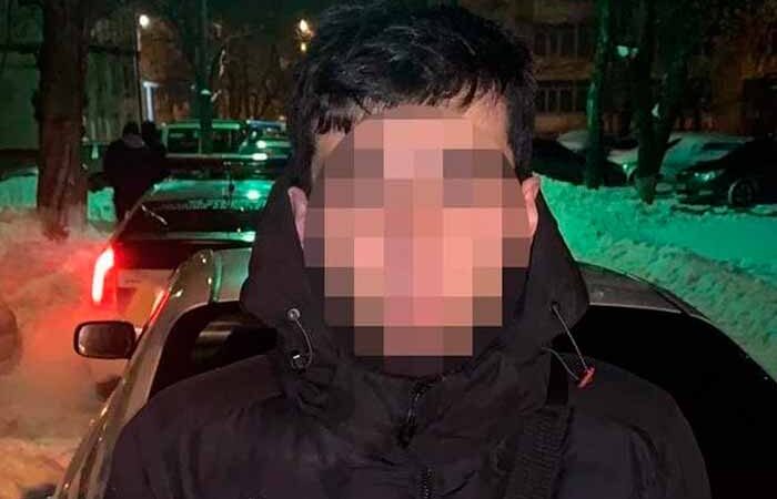В Киеве мужчина обокрал приятеля угрожая ему пистолетом