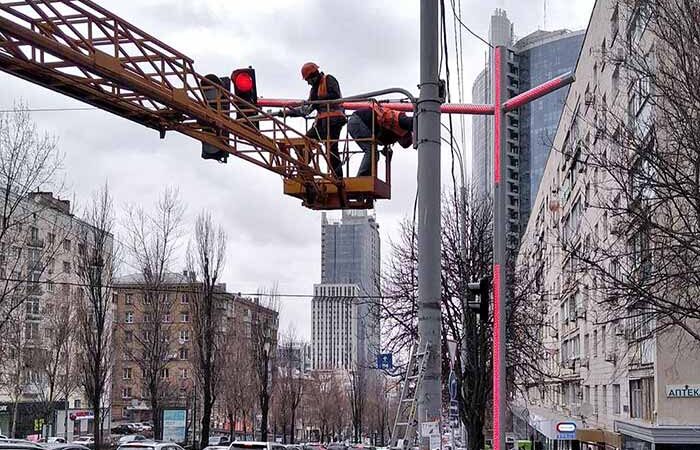 На бульваре Леси Украинки начали устанавливать светодиодные консоли