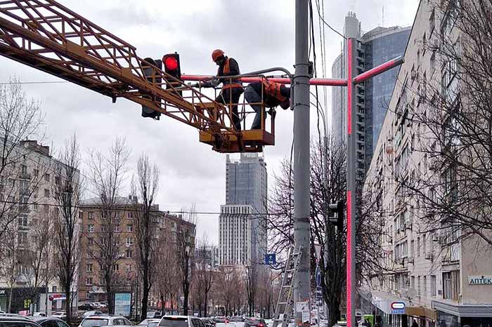 На бульваре Леси Украинки начали устанавливать светодиодные консоли