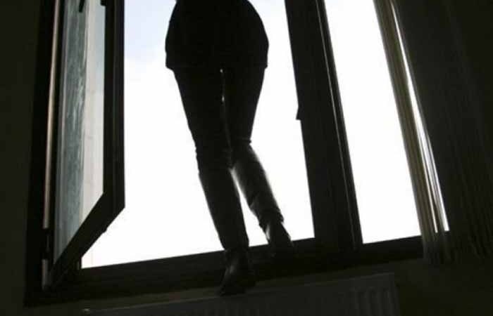 Убийство или суицид? В Киеве несовершеннолетняя девушка упала с высотки и разбилась насмерть