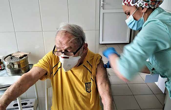 Старейшего украинца, что вакцинировался от коронавируса, внесут в реестр рекордов