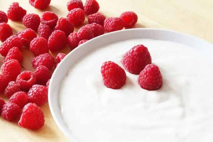 Медики рассказали, почему нужно есть йогурт