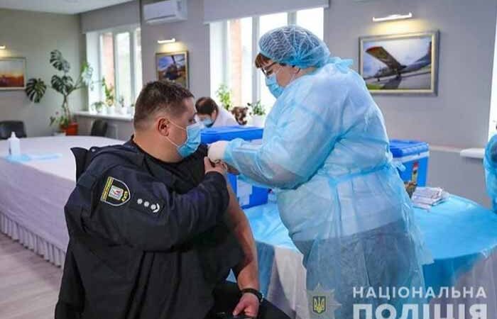 Полиция Киева вакцинируется от коронавируса