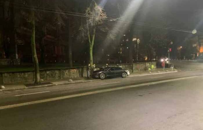 ДТП в Киеве: роскошный Porsche за 5 млн врезался в дерево