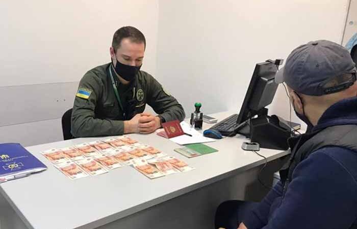 В аэропорту «Борисполь» россиянин предлагал пограничникам тысячу долларов в рублях