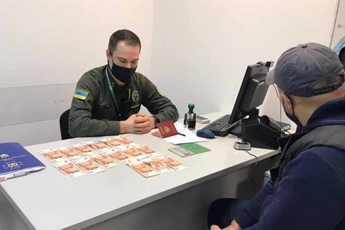 В аэропорту «Борисполь» россиянин предлагал пограничникам тысячу долларов в рублях