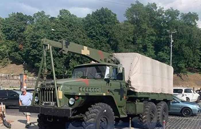 В центре Киева военный грузовик протаранил несколько авто