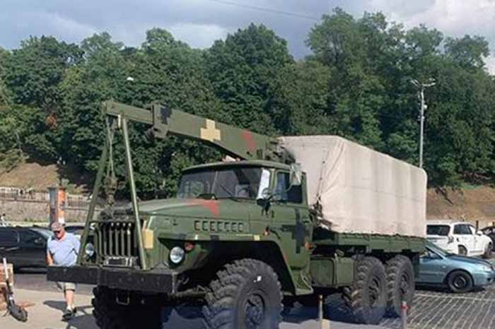 В центре Киева военный грузовик протаранил несколько авто