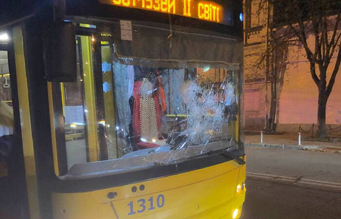 В Киеве задержали двоих мужчин, которые били троллейбус и плевали в полицейских