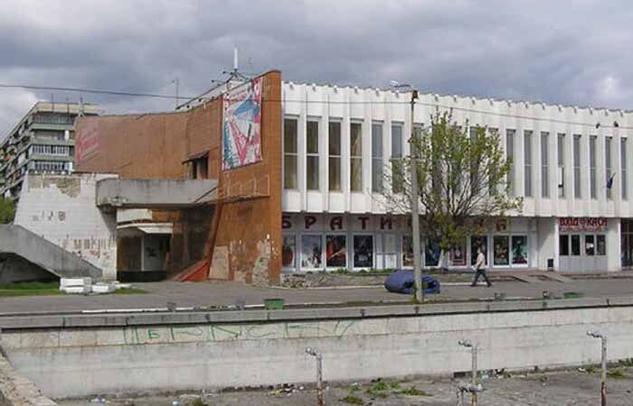 На Оболони продолжается ремонт кинотеатра “Братислава”: что уже сделали