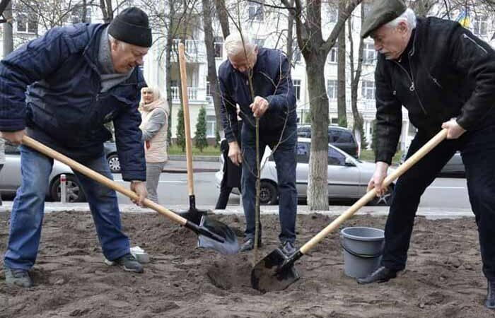 Возле киевского университета заложили аллею выдающихся строителей