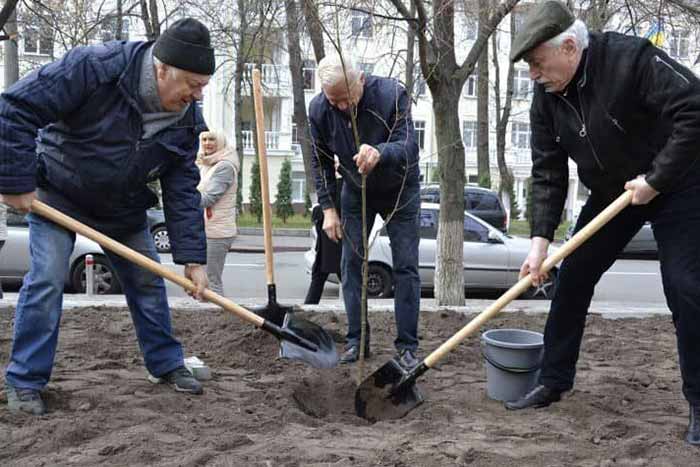 Возле киевского университета заложили аллею выдающихся строителей