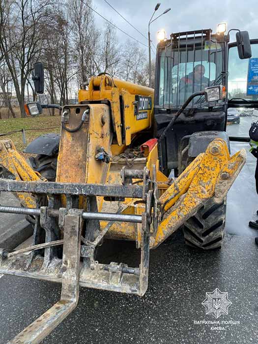 Водитель погрузчика JCB петлял среди бела дня по улице Богатырской