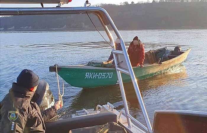 Под Киевом рыбак напился и «серфинговал» на лодке