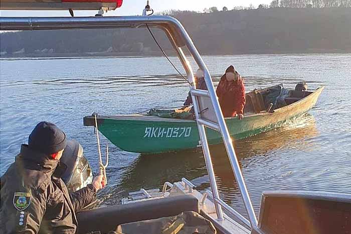 Под Киевом рыбак напился и «серфинговал» на лодке