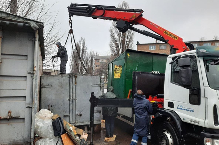 Возле Дарницкого вокзала на коммунальщиков бросались с ножом