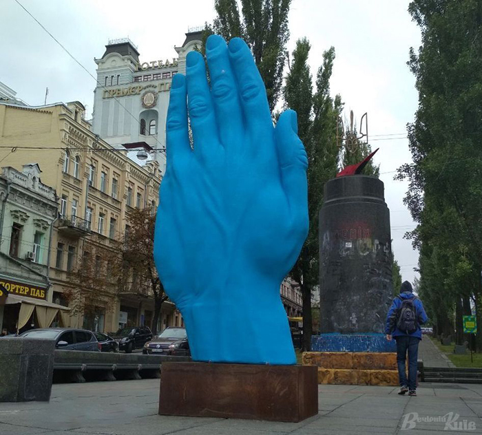 Скульптура «Middle Way»