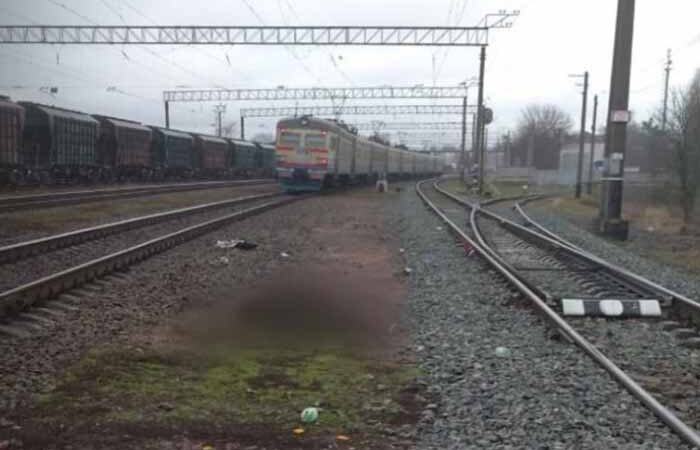 Поезд сообщением «Киев-Волынский – Гребенка» насмерть сбил женщину под Киевом