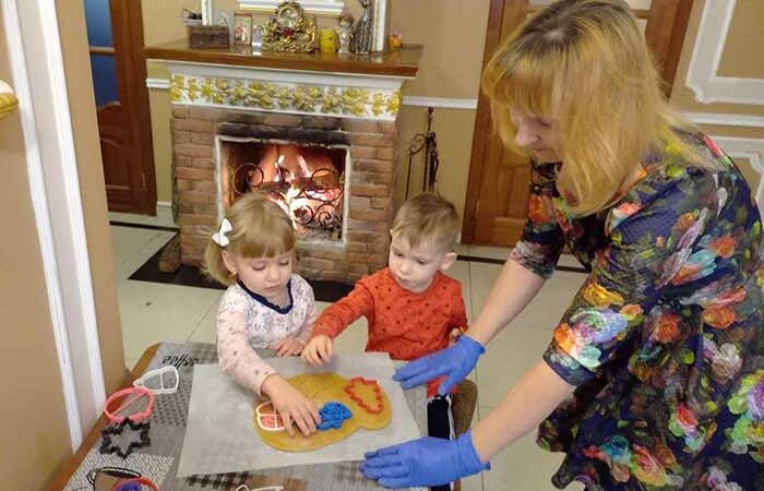 Праздничный рецепт: киевлянка вместе с детьми показала процесс выпекания имбирных пряников