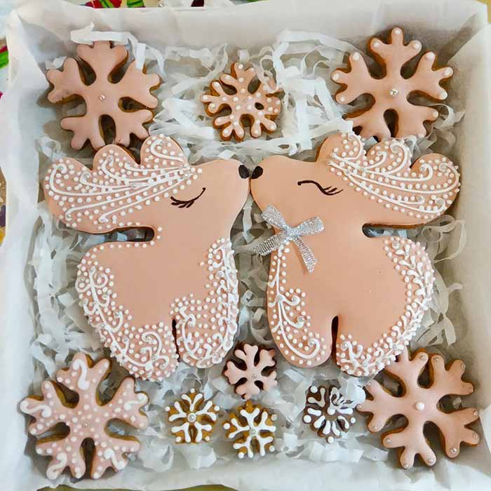 Кондитер готовит вместе с детьми пряники