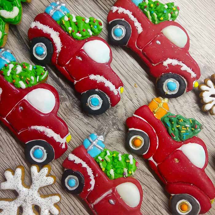 Кондитер готовит вместе с детьми пряники