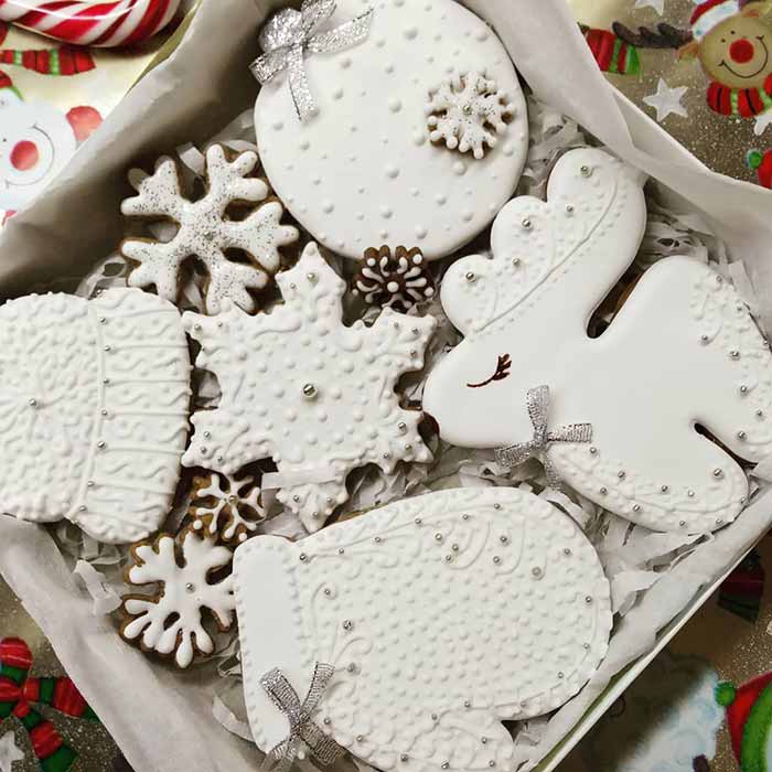 Кондитер готовит вместе с детьми пряники