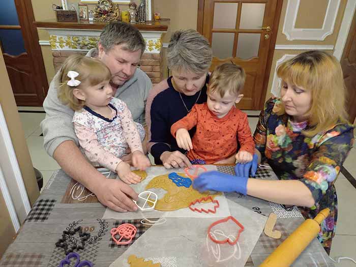 Кондитер готовит вместе с детьми пряники