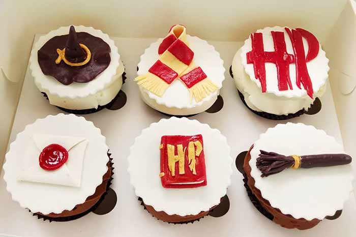 Кондитер готовит вместе с детьми пряники