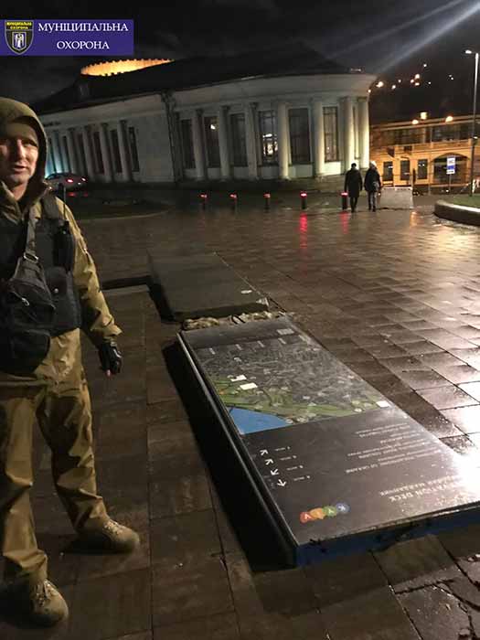 Вандалы завалили информационный стенд возле Национальной филармонии