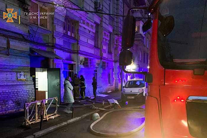 В Печерском районе тушили пожар в офисе