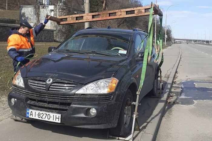 С киевских улиц убрали машины, мешавшие проезду транспорта