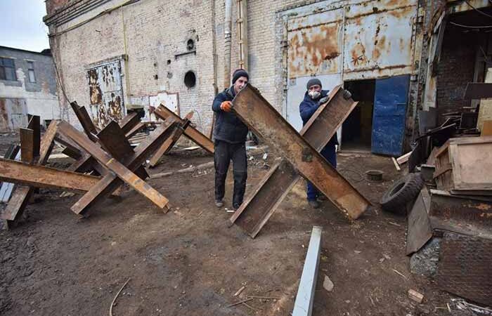 Киев в осаде, но город готов биться: Подоляк о ситуации в столице