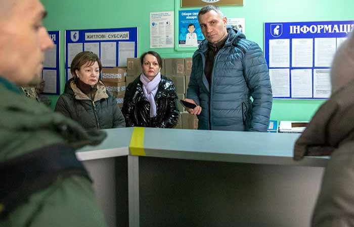 Виталий Кличко проверил, как в Печерском районе помогают одиноким киевлянам